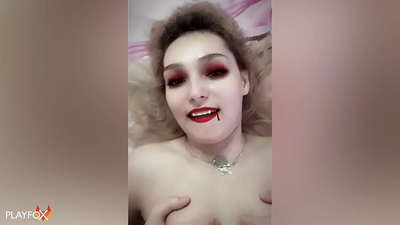 Ivan Helsing مشکل fucks ایک سیکسی ویمپائر اور اس کی گدی پر آتا ہے